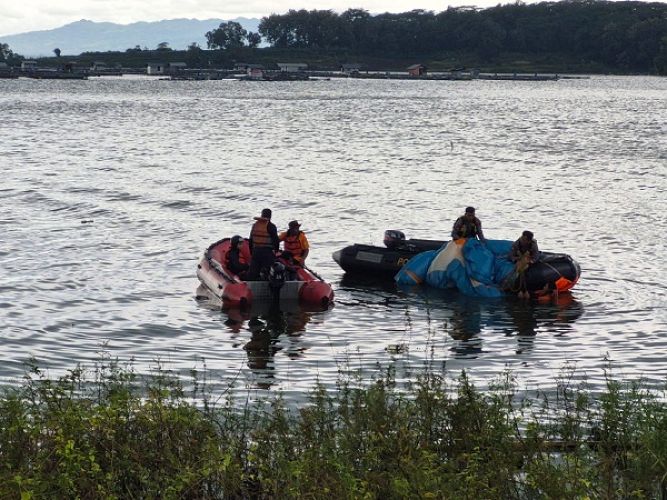 Anggota Polairud Polda Jateng Sigap Tangani Kecelakaan Paralayang di Waduk Gajah Mungkur 