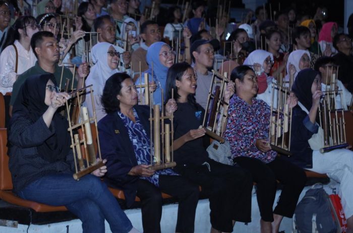 Angklung Bergema di Purawisata, Pertunjukan Interaktif Satukan Wisatawan dalam Harmoni