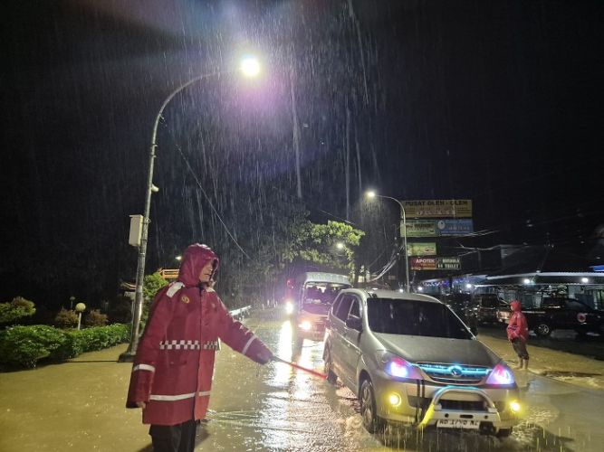 Atasi Bencana Longsor & Banjir di Purworejo, Personil Brimob Polda Jateng Diterjunkan