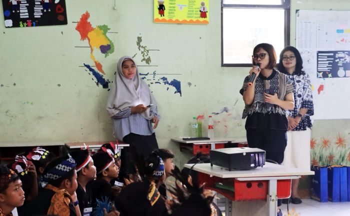 Bakti Sosial di Bekasi, Jasamarga Transjawa Tol Salurkan Bantuan Sarana Pendidikan untuk Sekolah