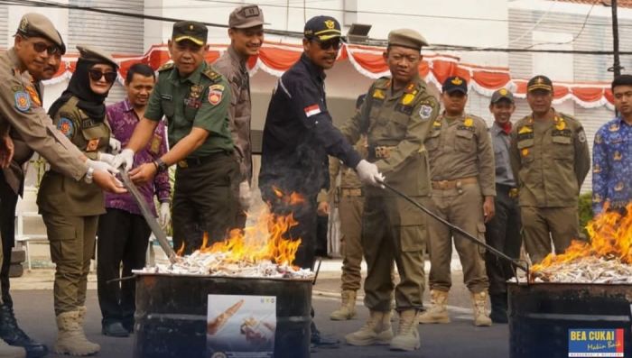 Bea Cukai Musnahkan Belasan Ribu Batang Rokok Ilegal di Tegal