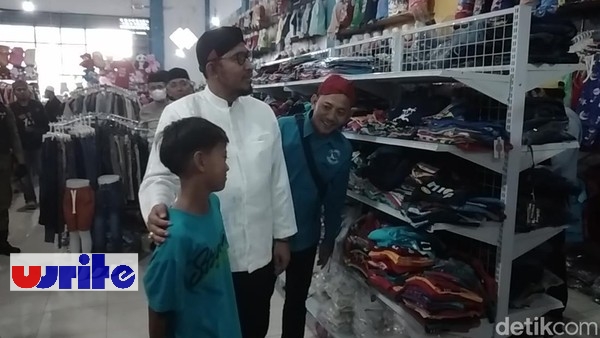 Berbagi Kebahagiaan, Bupati Sumenep Mengajak Anak Yatim Belanja Baju Lebaran