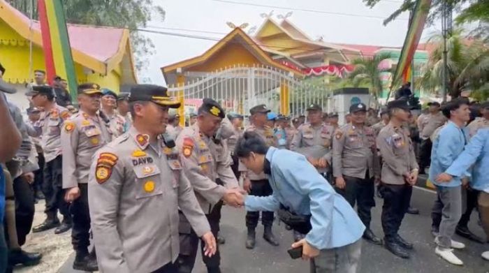 Berjalan Damai Saat Mahasiswa Gelar Unras di DPRD Riau, Jabat Tangan dengan Polisi