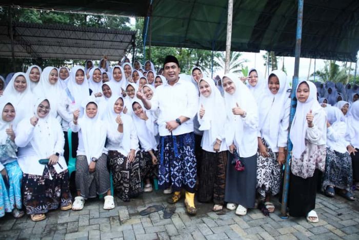 Bersama Santri, Taj Yasin Maimoen Tanam Pohon Buah di Waduk Mrica Banjarnegara