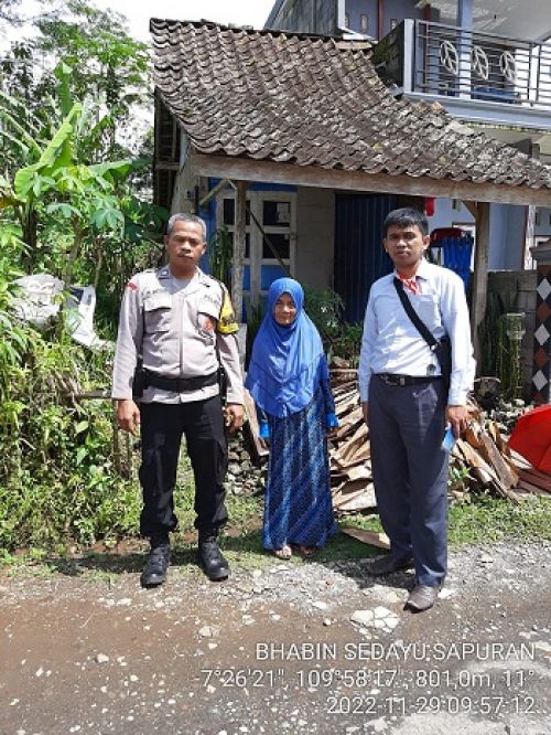 Bhabinkamtibmas Bripka Rosyid Penggerak Program Bedah Rumah di Wonosobo