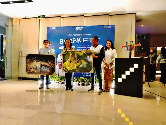 “Break First”: Debut Anang Batas Memadukan Fotografi dan Lukisan di Yogyakarta