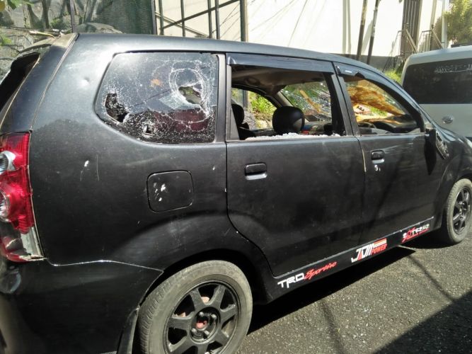 Curi Gabah di Kampung Orang, Mobil Bapak-Anak Ini Jadi Korban Amuk Massa