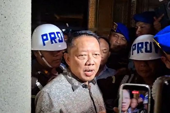 Eks Jampidsus Febrie Adriansyah Tanpa Rompi Pink dan Borgol Masuk Mobil Tahanan Jampidsus