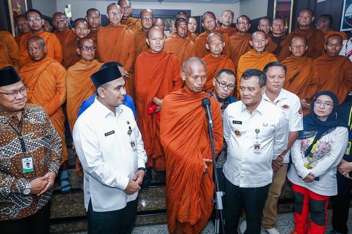 Gubernur Ahmad Luthfi Terima Kedatangan Bihkku Thudong di Kantornya