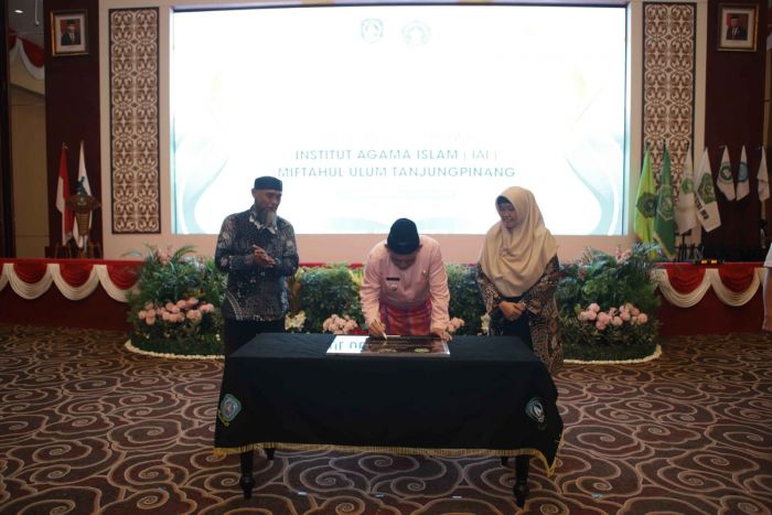 Gubernur Kepri menandatangani prasasti peresmian IAI MU Tanjungpinang