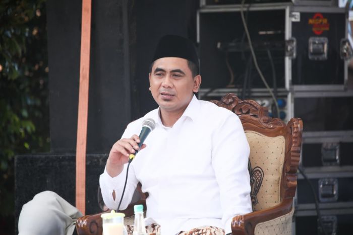 Gus Yasin Maimoen Ajak Warga Tidak Berlebihan Mencintai Harta