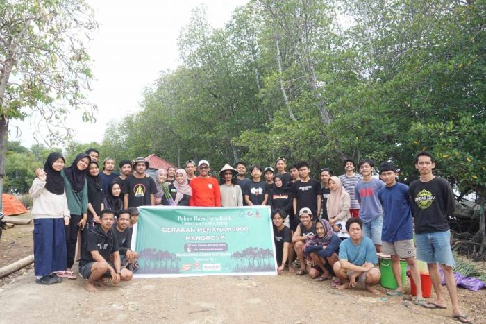 HMJ Jurnalistik UIN Tanam 1.900 Mangrove di Pesisir Pangkep