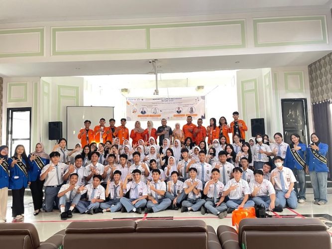 HMJ PR Universitas Esa Unggul Gelar PR CARE di SMA 2 Jakarta