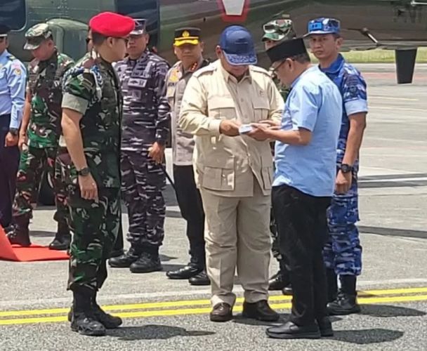 Isradi Rektor Uniba Telah Serahkan Buku IKN kepada Prabowo Subianto