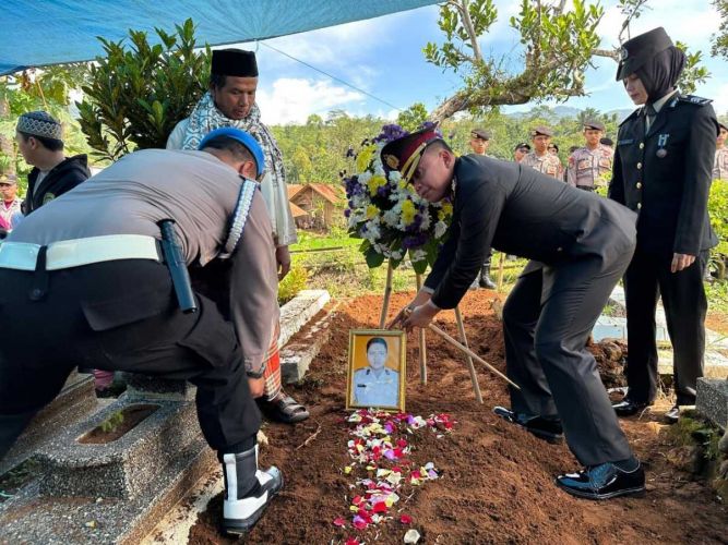 Kapolri Anugerahkan Pangkat Anumerta untuk Aipda Anditia