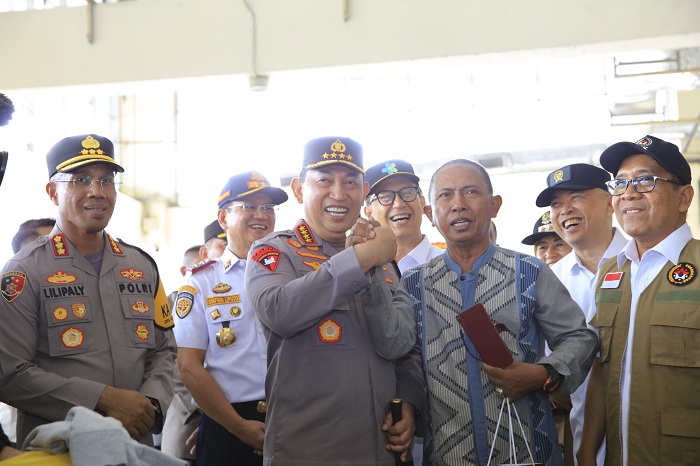 Kapolri Jenderal Listyo Sigit Prabowo Tinjau Arus Mudik di Terminal Pulo Gebang