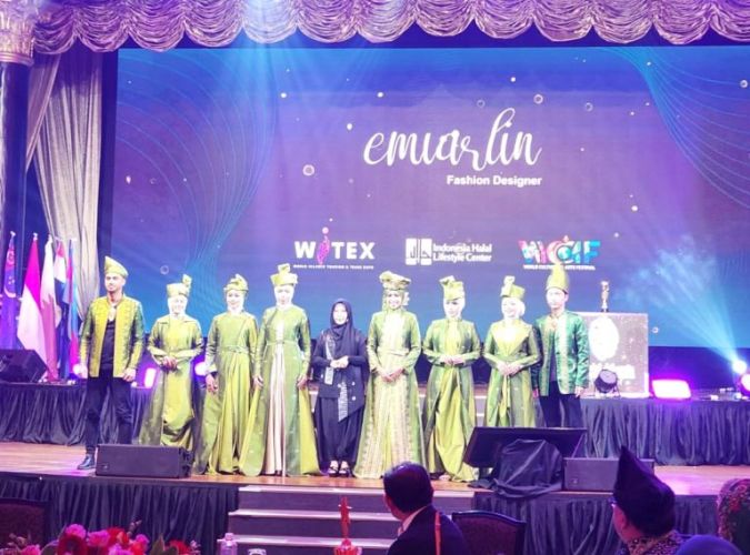 Karya Desainer Emi Arlin Tampil pada Peragaan Busana Berkelas Dunia