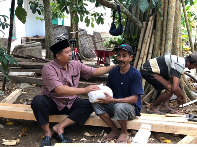 Kepala Desa Jajawar Sambangi Rumah Penerima Bantuan Rutilahu