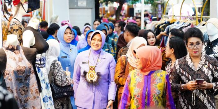 Ketua Umum Dharma Pertiwi Hadiri Bazar Bhayangkari 2024