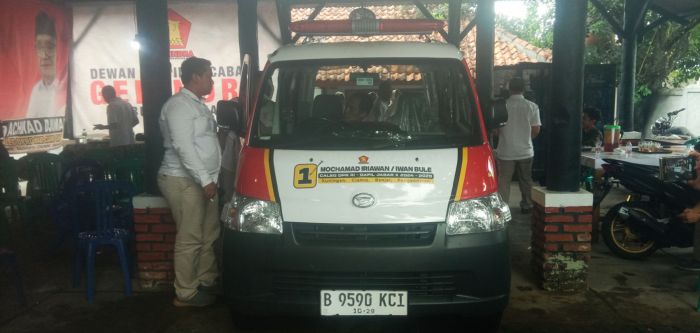 Iwan Bule Serahkan Mobil Ambulance untuk DPC Ciamis