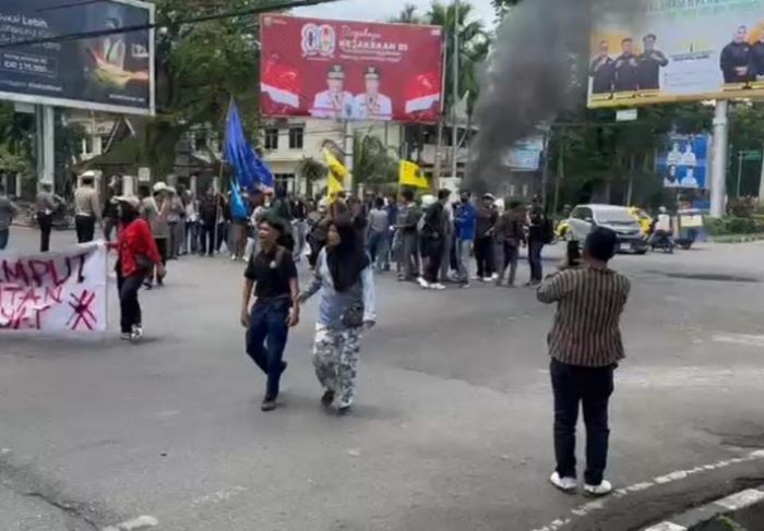Lanjutkan Berdemonstrasi, Puluhan Mahasiswa Gerakan Cipayung Serbu DPRD Jambi, Gerbang Masih Ditutup Dijaga Ketat