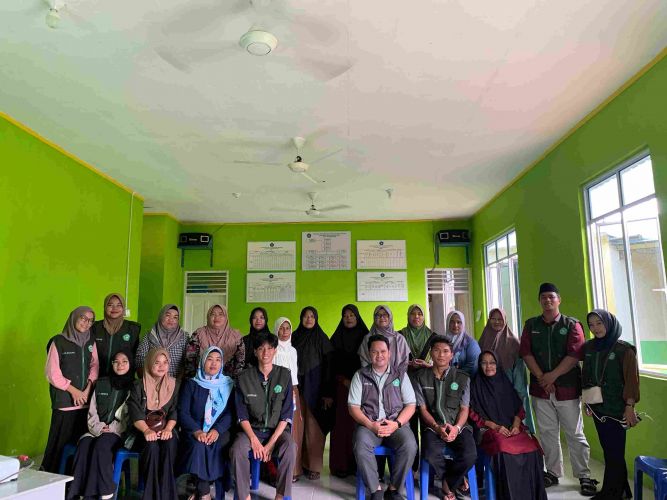 Mahasiswa KKN IAI Miftahul Ulum Tanjungpinang Gelar Pelatihan Keuangan dengan Lamikro bagi UMKM Wanita di Penyengat