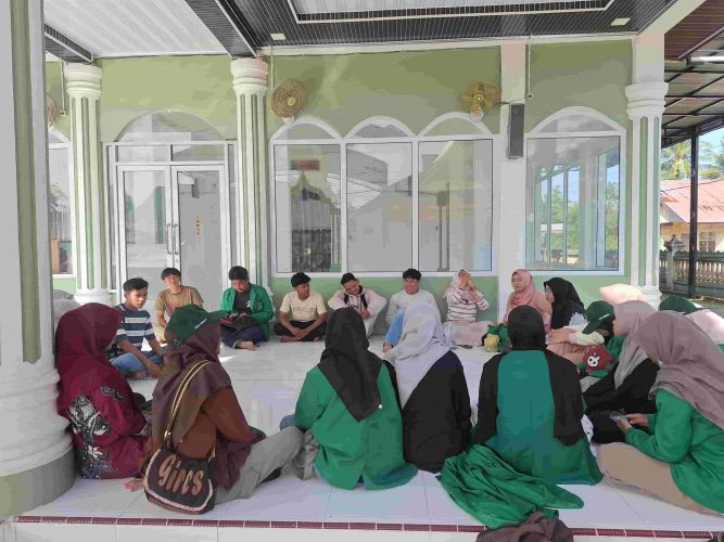 Mahasiswa KKN PPM Unimal Gotong Royong Bersihkan Meunasah di Gampong Tanoh Anoe