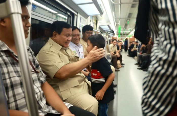 Masyarakat Antusias Sambut Presiden Prabowo di Stasiun Manggarai