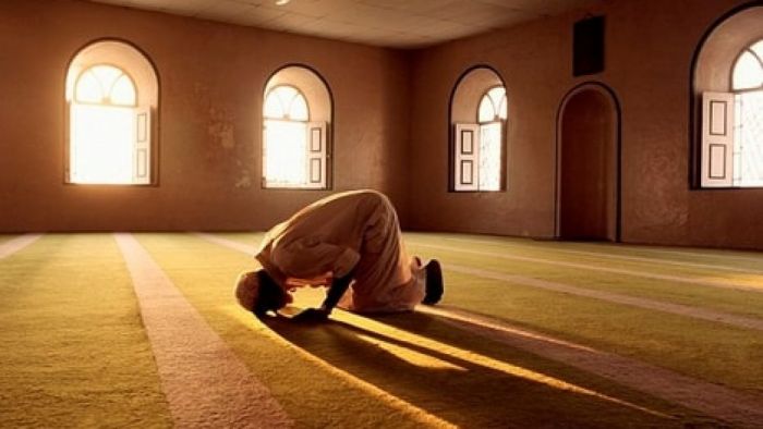 Mengapa Kita Dianjurkan Sholat Tahajud? Keutamaan dan Hikmahnya