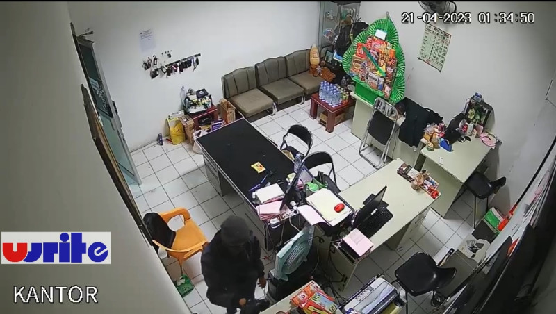 Pencuri Gondol Uang Rp 177 Juta dan Logam Mulia 10 gram Dari Dalam Ruko di Bandung