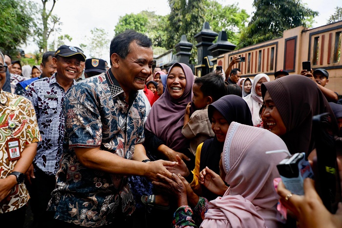 Perbaikan Jalan Desa Tembongraja Brebes Disambut Gembira Emak-emak