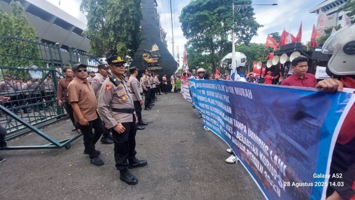 Polda Jateng Kedepankan Tim Negosiator & Dalmas Tanpa Tameng Saat Hadapi Aksi Buruh