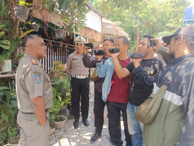 Polisi Lakukan Pengamanan Pembongkaran Blokade Jalan di Perum Sinar Waluyo Semarang