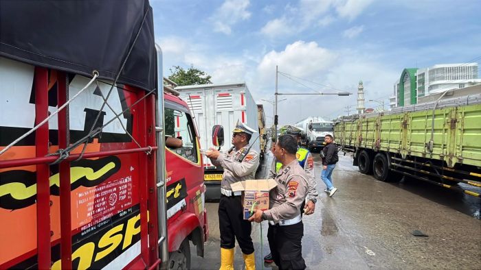 Polrestabes Semarang Bantu Warga Lintasi Genangan Air Kaligawe-Genuk