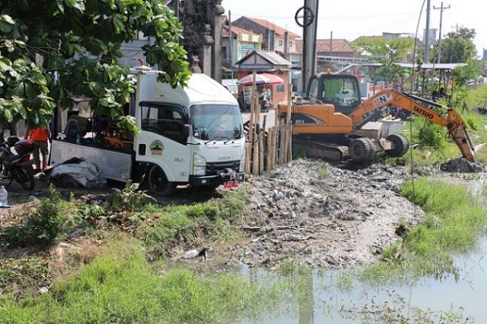 Pusdataru Jateng Keruk Sedimentasi Sungai Dombo Sayung untuk Tekan Dampak Banjir Rob di Demak