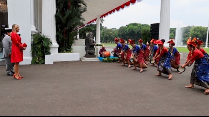 Ratu Máxima Terpukau Tari Indang Saat Tiba di Istana Merdeka
