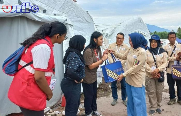 Riana Sari Arinal Tebar Souvenir dan Paket Sembako Kepada Peserta Jumbara PMR Nasional 2023