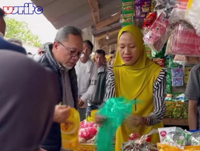 Sempat Ricuh, Menteri Perdagangan Bagikan Sembako Gratis Di Pasar Inpres Kalianda