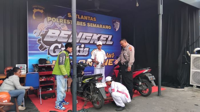 Servis Gratis untuk Motor Driver Ojek Online dari Satlantas Polrestabes di Simpang Lima