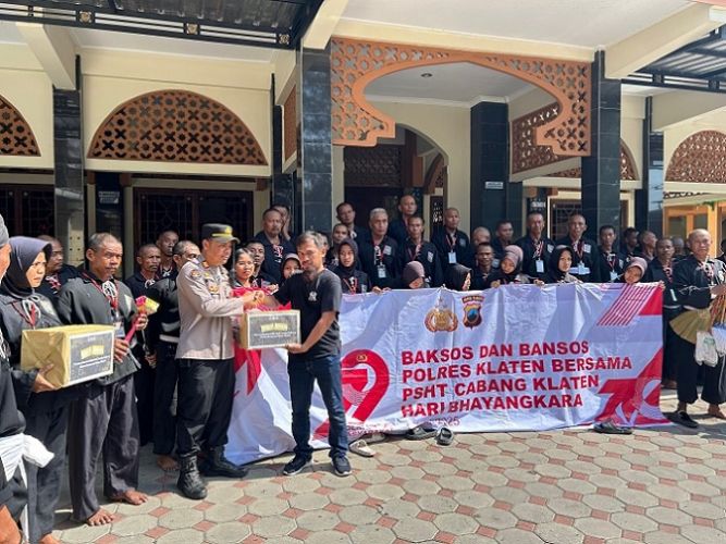 Sinergi Polres Klaten dan PSHT Adakan Baksos & Berbagi Sembako