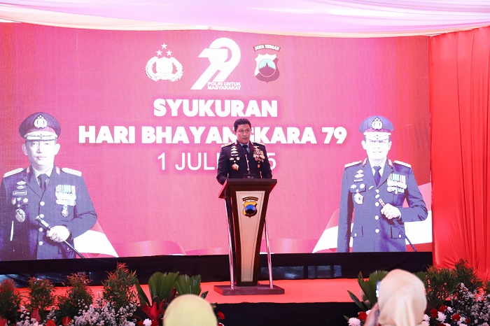 Syukuran Hari Bhayangkara ke-79, Kapolda Jateng Serahkan Penghargaan & Bantuan Bedah Rumah