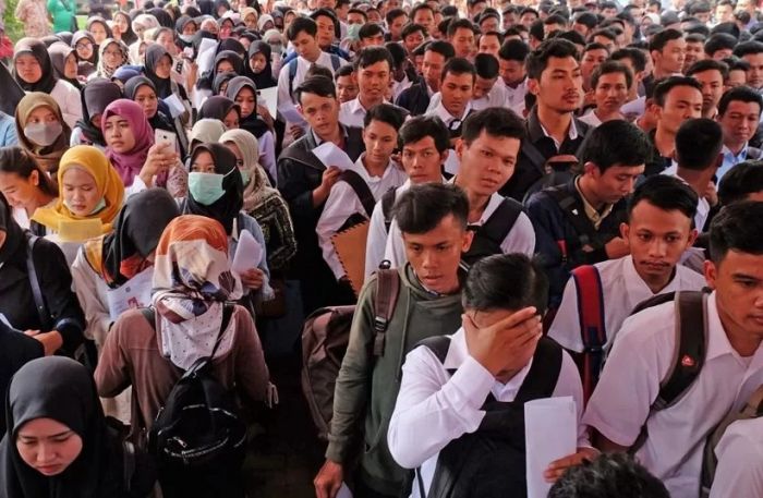 Tantangan Kerja Indonesia 2025: PHK Naik, Lulusan Bertambah