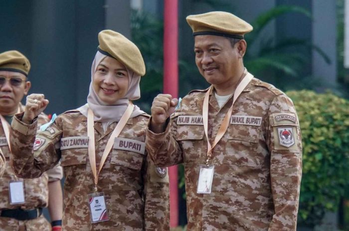 Tawadlu' dan Khusyu', Ratu Rachmatuzakiyah Jalani Ibadah Ashar di Sela-Sela Kegiatan Retreat Kepala Daerah di IPDN