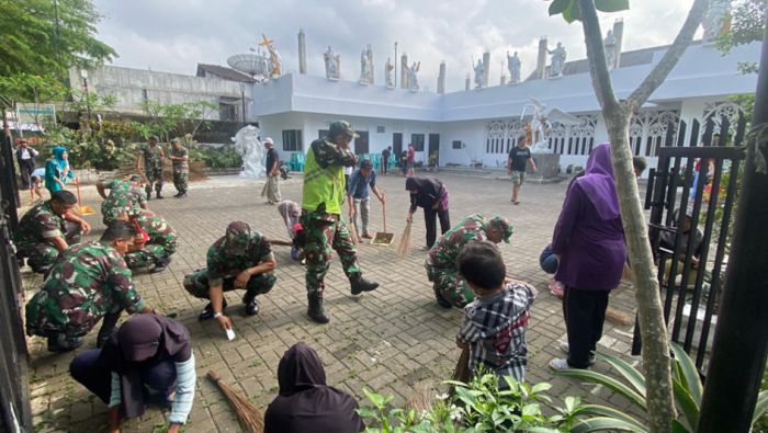 TNI Bersama Warga Lintas Iman Ciamis Membersihkan Lingkungan Gereja St. Yohanes