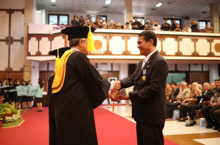 UNS Anugerahi Mentan Amran Penghargaan Tertinggi Parasamya