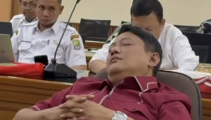 Video Dirut PDAM Tirta Patriot Tertidur Saat Rapat DPRD Bekasi Viral di Media Sosial