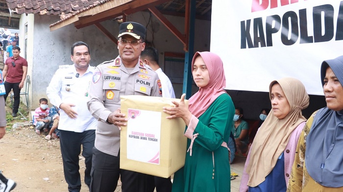 Wakapolda Jateng Brigjen Pol Latif Usman Serahkan Bantuan Korban Kebakaran Sumur Minyak Blora