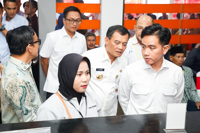 Wapres Gibran Rakabuming Raka Didampingi Gubernur Ahmad Luthfi Tinjau Pencairan BSU di Boyolali