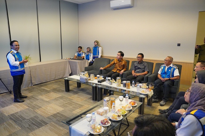 Wapres Gibran Rakabuming Raka Pantau Arus Balik di Jasa Marga Tollroad Command Center (JMTC)