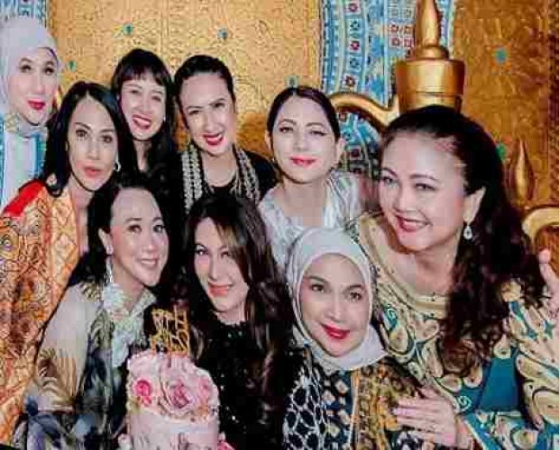 Wow !! Penuh Ceria, Sejumlah Pesohor Kenamaan Lawas Ngumpul di Harlah Diana Pungky ke-51